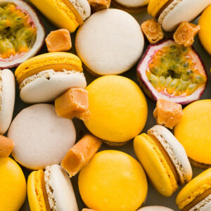 Maracujás karamellás macaron – SUGAR! Cukrászda